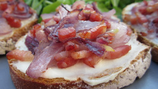 Tartines ricotta, lardons et oignons rouges
