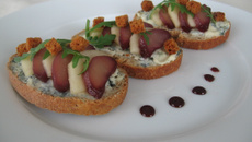 Tartine gourmande entre la poire et le fromage Saint Agur