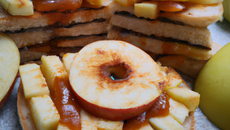 Pommes au coulis de coing épicé sur brioche