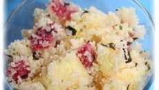 Salade de mangue, fraises séchées et couscous sucré