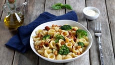 Orecchiette aux brocolis, anchois, mie croquante et tomates séchées