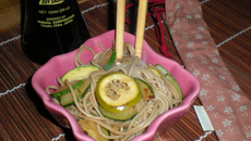 Soba sautées aux courgettes et au gingembre