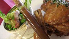 Grosse côte de porc épaisse au sautoir, boite de petits pois à la française et jus tradition.