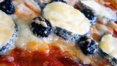 Pizza poulet, jambon, fromages, tomate