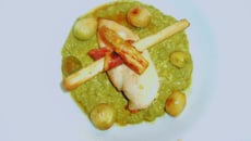 Blanc de poulet, crème de petit poids et asperges à la pancetta