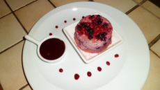 Cottage-cheese aux fruits rouges et son coulis sur un biscuit galet breton