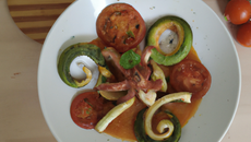 Verinne calamars à l'américaine, chèvre chorizo, courgette et tomate verte