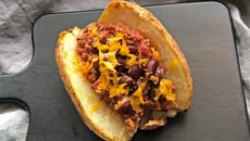 Pommes de terre au four, sauce chili con carne