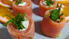 Roulés au saumon au chèvre frais et pamplemousse