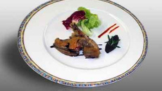 Suprême de pigeonneau du Mont Royal confit à l'huile d'olive et romarin, purée à l'ail rose de Lautrec