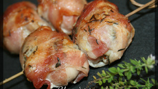 P'tites brochettes de lapin, poitrine fumée et moutarde à l'ancienne