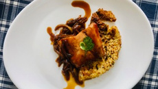 Galette de riz aux petits pois et saumon caramélisé aux oignons