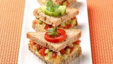 Petits triangles à l'houmous et tartare de légumes