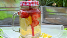 Eau aromatisée au citron jaune, citron vert et fraises (Detox water)