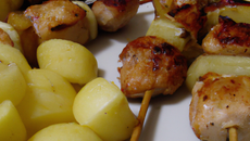 Brochettes de volaille et pommes au cidre