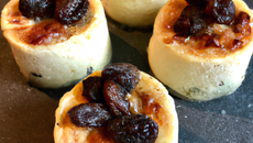 Mini cheesecake sucré/salé au roquefort & raisin blanc