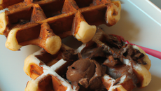 Gaufres croquantes au chocolat chaud et glacé