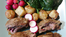 Carré d'Agneau rôti, Epinards,Radis et Bulots