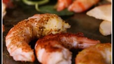 Composée exquise à la cardamome, et ses gambas en habit d'épices