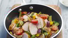 Poêlée de légumes d’été et suprême de poulet grillé
