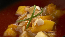 Poêlée de fruits exotiques sur Soupe de fraises