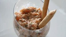 Verrine de tartare de saumon et son gressin