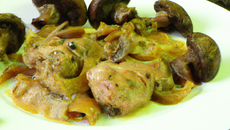 Filets de lapin aux champignons et pignons de pin