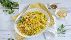 Riz sauté au poulet, légumes et amandes