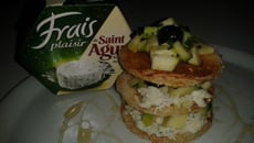 Toasts de St Agur façon mille-feuilles de tartare courgettes et olives noires