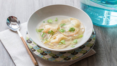 Ravioles de crevettes en bouillon thaï