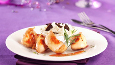 Bouchées de poulet nature, accompagnées d'un risotto à la truffe, sauce façon bisque