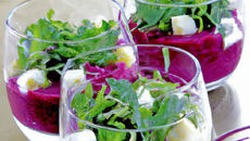 Verrines de betteraves, roquette au balsamique et tome de brebis