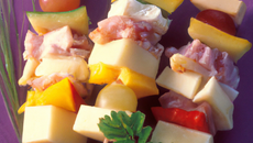 Brochettes multicolores à la Tomme de Savoie
