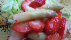 Salade asperges et fraises en habit croquant