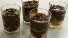 Verrines aux pommes caramélisées avec cacahuètes et sauce au chocolat