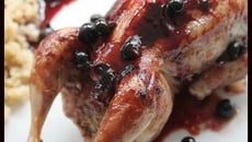 Cailles laquées à la mélasse de grenade et  farcies au  brocciu