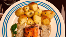 Saumon rôti, pomme de terre en moëlle d'anchois