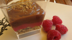 Verrines à la crème de chocolat au lait, framboise curd et crumble d'avoine