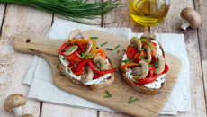 Tartines au fromage frais, poivrons grillés et champignons