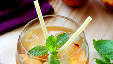 Thé glacé à la pêche blanche et feuilles de menthe