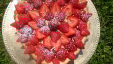 Tarte traditionnelle aux fraises et à la crème pâtissière