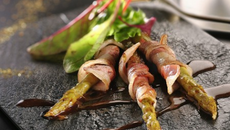Les asperges roulées à la ventrêche de cochon et mesclun de salades