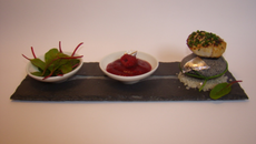 Galet de Saint-Jacques poêlée au sésame, ciboulette et fleur de sel au cacao, accompagné d'un coulis framboise betterave et pousses d'épinards