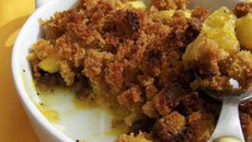 Compotée de pommes oranges et graines de pavot en crumble de pain d'épices