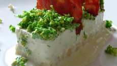 Panna cotta au Roquefort et brocolis sur sablé aux fruits secs, chips de chorizo