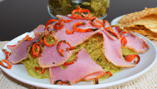 Vermicellinis au pesto de poivrons rouges et leur chips de jambon cru