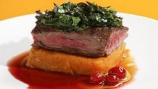 Filet de bœuf poêlé en tenue de soirée rouge et verte