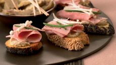 Crostini de Jambon Cuit aux Artichauts Enoki