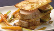 Pastilla de mignon de veau rôti aux figues et ses carottes au jus