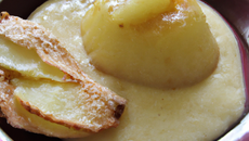 Craquant de crème prise à la jonquille poêlée de pommes, de poires, de coing, crème glacée confiture de lait